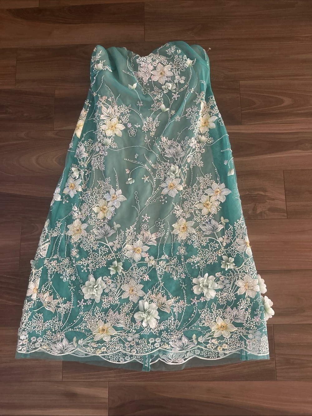 HELSI
Francine
Embellished Floral
Appliqué Strapless
Cocktail Dress - Picture 4 of 7